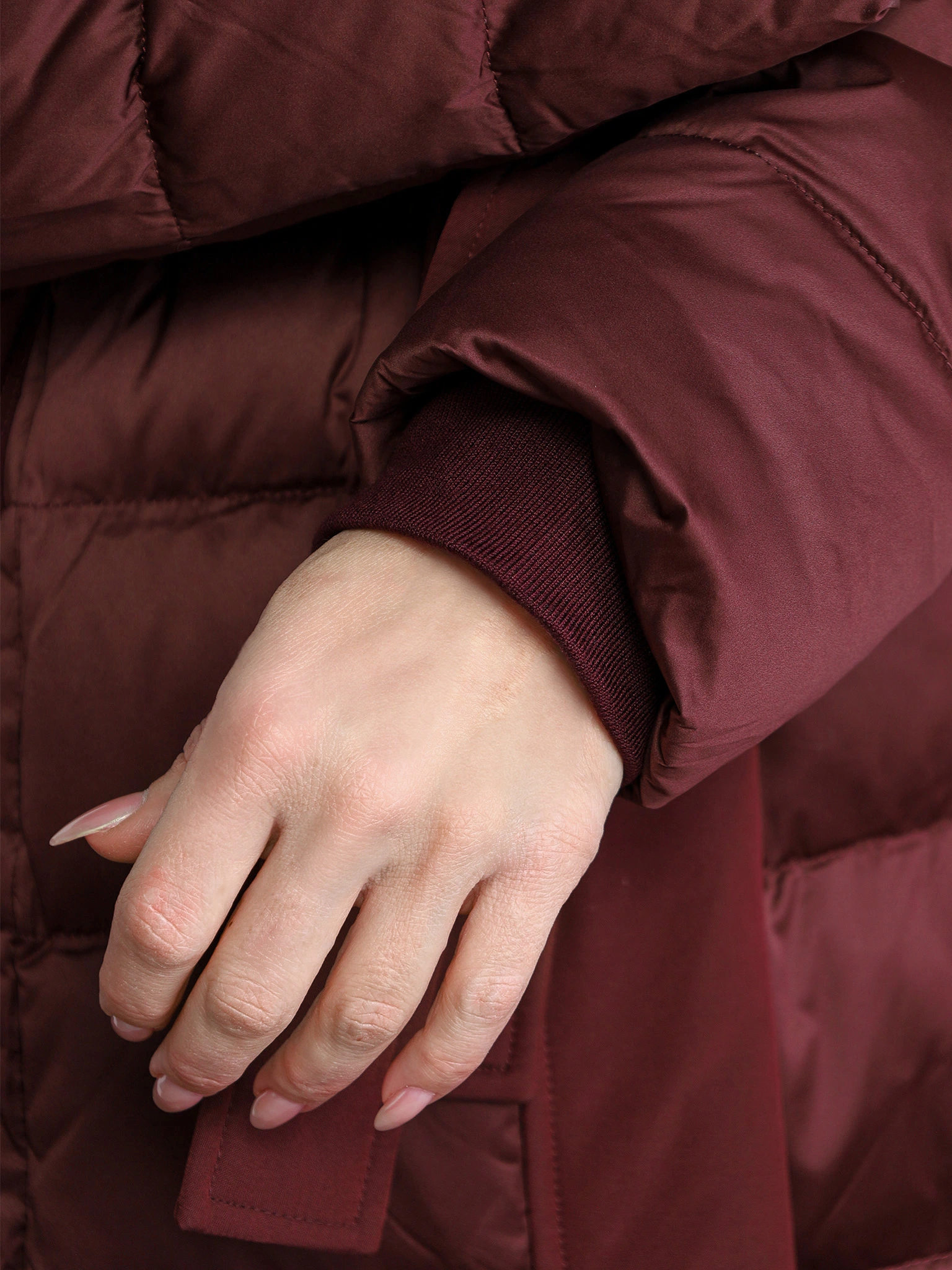 Пуховик бордового цвета с капюшоном